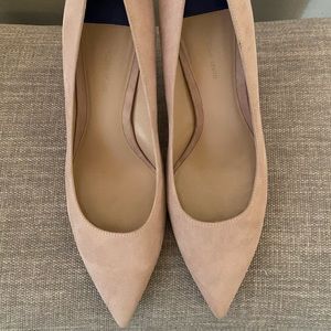 (Authentic) Stuart Weitzman Light Pink Suede Pump.